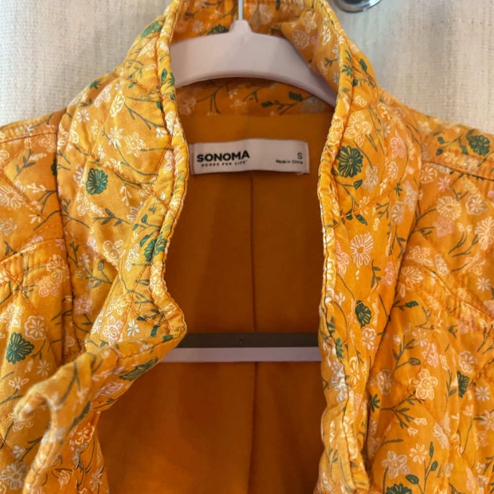 Adorable, colorful cropped quilted jacket by Sonoma / yellow floral size medium - Picture 3 of 9